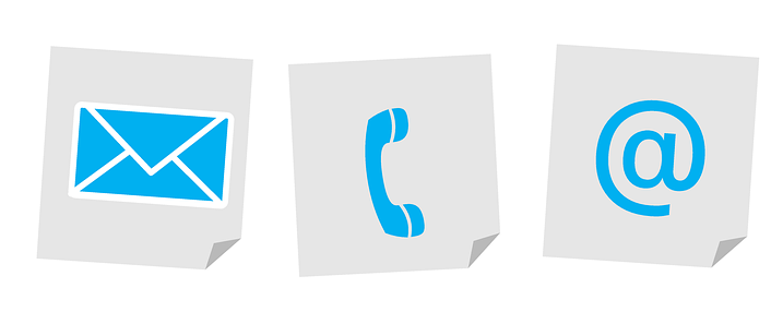 Illustration de la page : une enveloppe, un téléphone et le symbole de l'adresse mail